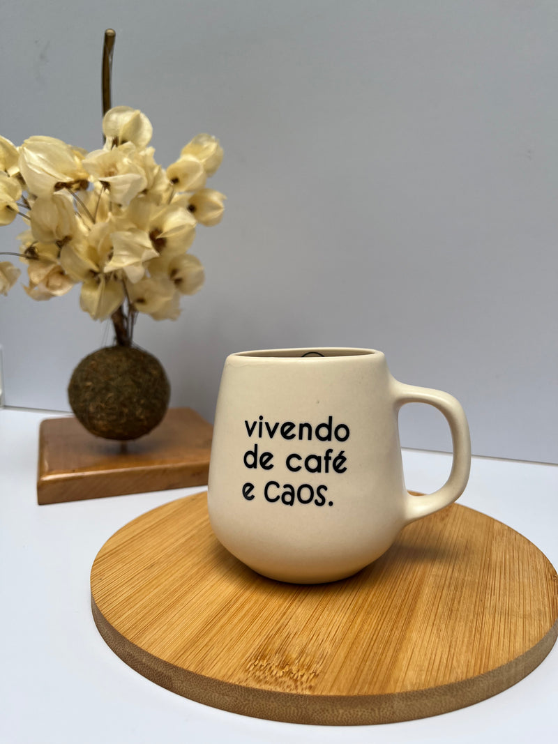 Caneca bolotinha – café e caos