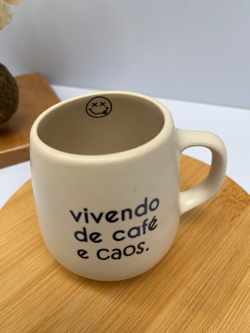 Caneca bolotinha – café e caos