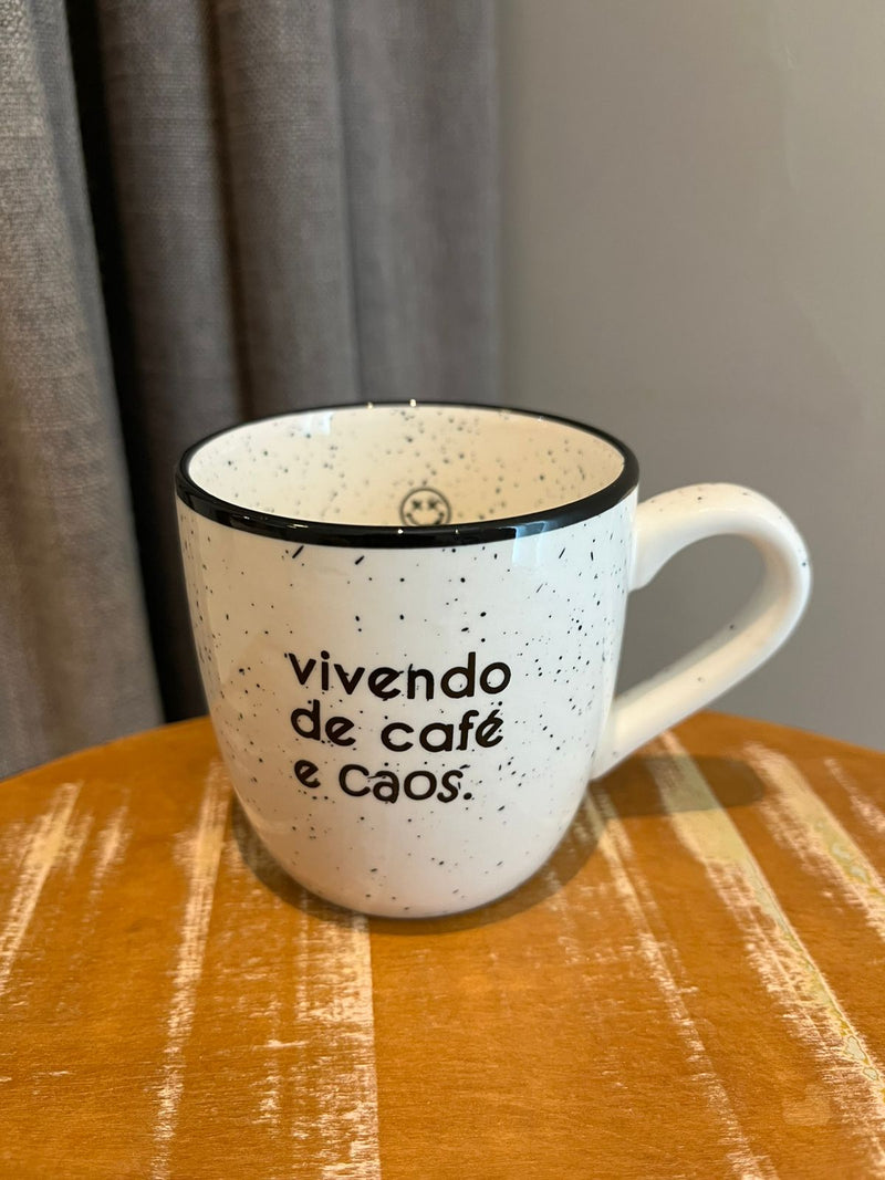 Caneca Bohinho – café e caos